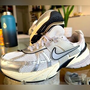 NIKE V2K RUN Summit White Metallic Silver SZ 8 W/ 6.5 M